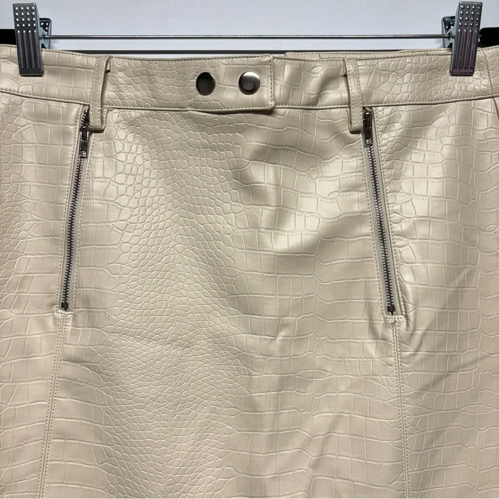✨Francesca's Collections Cream Mini Skirt Size M